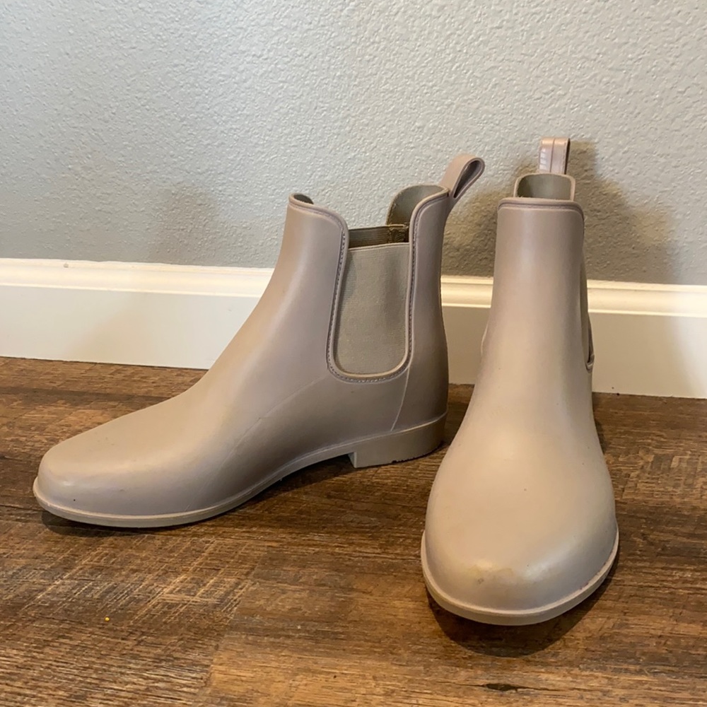 gray short rain boots
